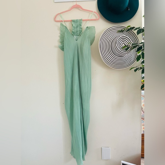 A beautiful jumpsuit -Aesthetic Pistachio green 💚 - Picture 3 of 5